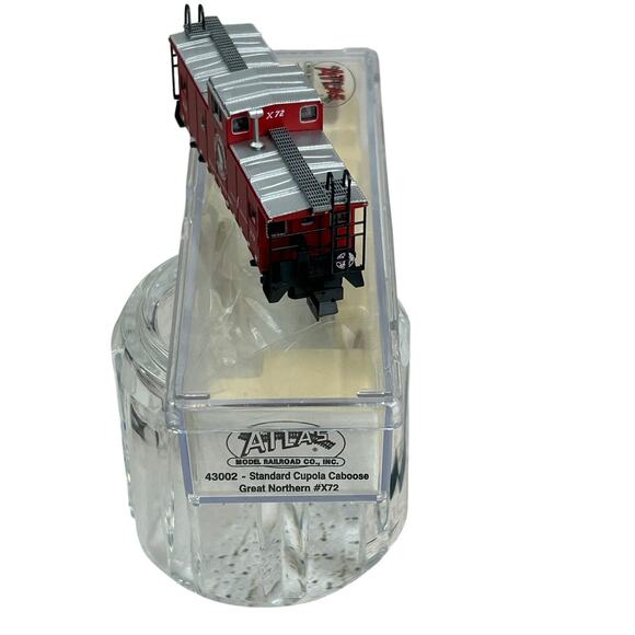 Atlas 43002 N Gauge Standard Cupola Caboose Great Northern #X72 - Picture 6 of 7